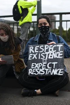 Demonstrantin mit Schild Respect existence or expect resistance Zwei Demon... Stock Photos