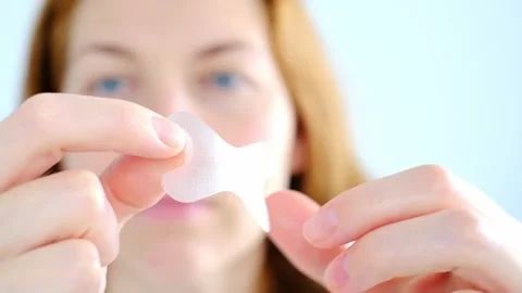 Demonstrate a large-scale snoring Patch, healthy sleep, breathe through your Vídeos de archivo 317282091