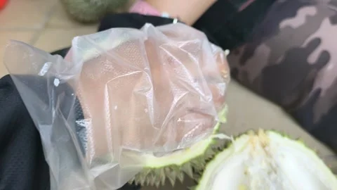 Demonstrating Proper Technique To Open Fresh Durian With Machete Vídeo Stock 345517099