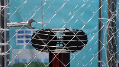 Demonstration of electrical discharges in a tesla coil. 库存影片 125817455