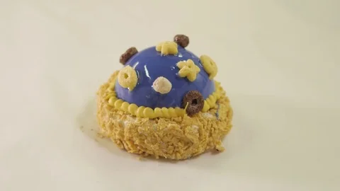 Demonstration of the exclusive cupcake Stock Footage 70925108