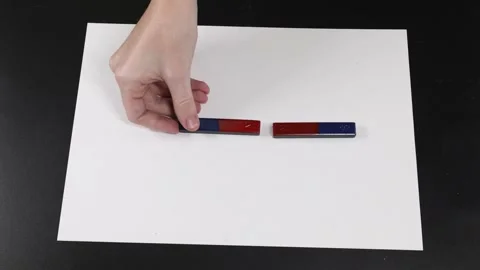 Demonstration of magnetic field with two bar magnets placed parallel to eac.. Vídeos de archivo 332756547