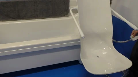 Demonstration of modern bath for disabled people Vídeos de archivo 44978261