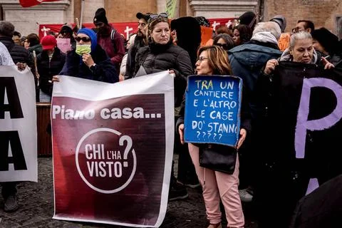  Demonstration of the movement for the right to housing for implement the ... Foto stock