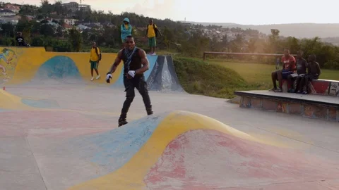 Demonstration performances of rollerblader making tricks in slow motion in a Vídeo Stock 110861577