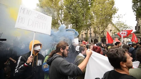 Demonstration protest at the G7 parade against police in Turin, Italy Vídeo Stock 86420099