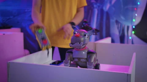 Demonstrator showing the possibilities of a funny robot in the form of a dog Video stock 235977899