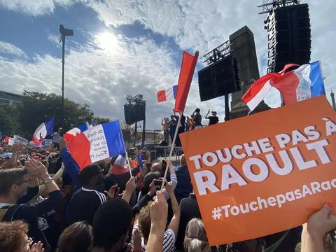 Demonstrators go down the street marching against sanitary pass Foto stock