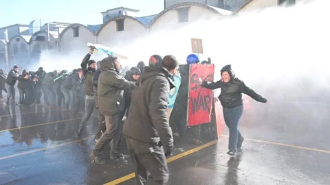 Demonstrators protect from water cannons during a Pro Palestine demo Видео 262425432