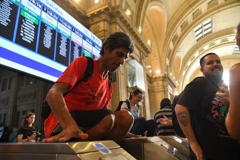 Demonstrators protest at Buenos Aires train stations against public transport fa 스톡 사진