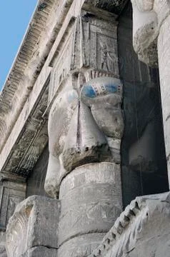 Dendera Egypt, ptolemaic temple dedicated to the goddess Hathor. Hathoric col Foto stock