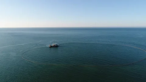 Denizde balık avlayan gemi Stock Footage