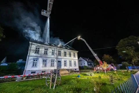 Denkmalgeschützte Villa abgebrannt - Besitzer äußert den Verdacht auf vors Stock Photos