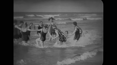 DENMARK - 1924 - in this silent comedy, friends are having fun at the beach, 库存影片 296170093
