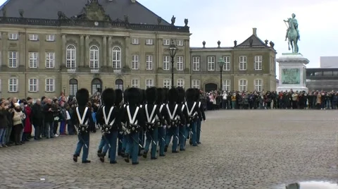 Denmark Royal Life Guards enter in Amalienborg Видео 45841434