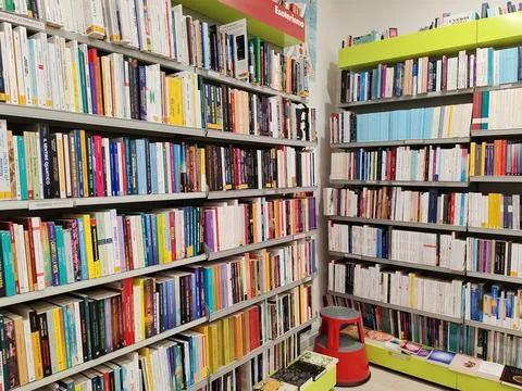 A dense array of books of various genres, in a bookstore Stock-Fotos