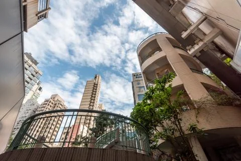 Dense building with tree in between highrise in Sai Ying Pun Foto stock