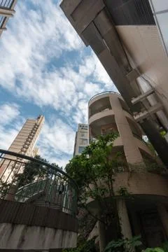 Dense building with tree in between highrise in Sai Ying Pun Foto stock