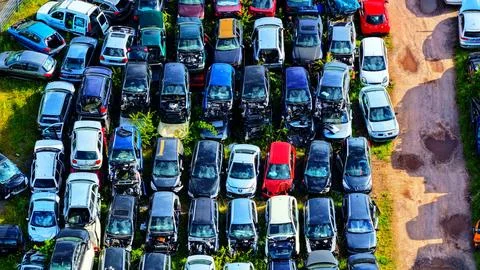Dense Car Scrapyard Packed with Damaged and Scrapped Vehicles 스톡 사진