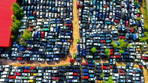 Dense Car Scrapyard Packed with Damaged and Scrapped Vehicles Fotos de archivo