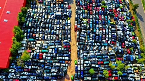 Dense Car Scrapyard Packed with Damaged and Scrapped Vehicles Stock-Fotos