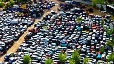 Dense Car Scrapyard Packed with Scrapped and Damaged Vehicles Foto stock