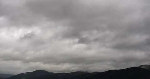 Dense Cloud Cover Drifts over Hilltops in Timelapse Stockbeeldmateriaal 140623710
