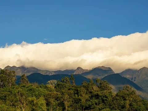 A dense cloud floats over the mountains of the Iguaque region at sunset in th Foto stock