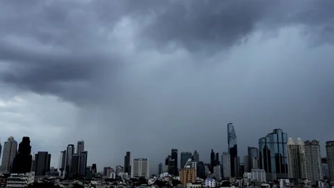 Dense cloud formations rapidly develop above Bangkok's skyscrapers before a.. Vídeos de archivo 342723920