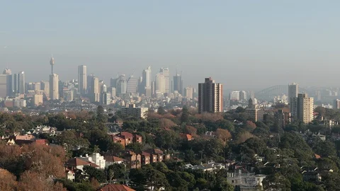 A dense cloud of pollution over the city of Sydney due to the fires in Vidéo 129951485