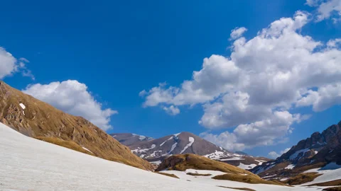 Dense clouds above mountain pass time lapse scene Vídeos de archivo 252128961