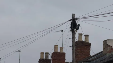 Dense concentration of electrical cables distributed to English suburban houses Vídeo Stock 314388433
