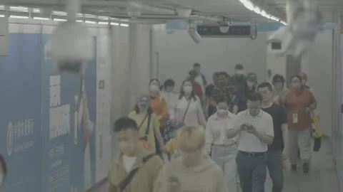 Dense Crowd of Commuters Walking Through Beijing Subway Vidéo 341456582