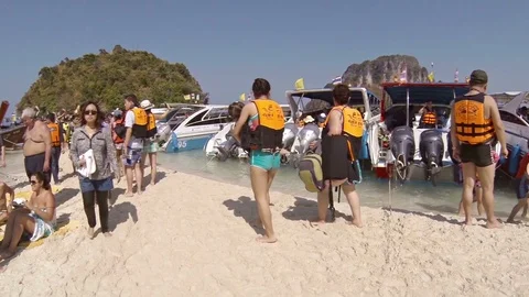 Dense crowd of tourists on small beach between boats. Tup island, Thailand Stock Footage 75326843