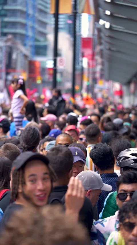 Dense Crowd Walking Through Busy Downtown Street in Toronto 스톡 동영상 332018130