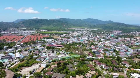 Dense development of low-rise buildings and townhouses in the center of Phuket Vidéo 170118155