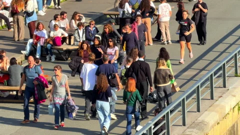 Dense flow of pedestrians on the newly paved promenade in Paris, France Vídeo Stock 333572913