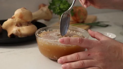 Dense, Gelatinous Bone Broth with Collagen: Premium, Cooling Gel Texture in Vidéo 344031673