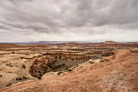 Dense Gray Clouds Fill The Sky Over Peekabook Trail In The Needles Foto stock