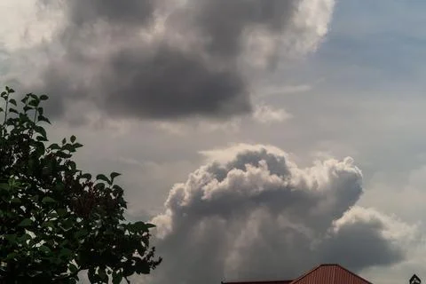 Dense, heavy clouds with rain potential move across the sky. Precipitation du Stock Photos