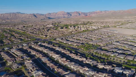 Dense Las Vegas Housing Development Below Rugged Red Desert Mountains 库存影片 333283195