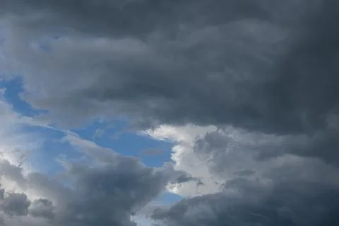 Dense layer of dark storm clouds indicating approaching storm activity with.. Foto stock