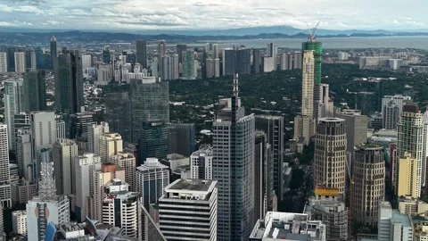 Dense Makati Skyline with Construction Crane and Mountain Backdrop 스톡 동영상 331051963