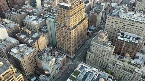 Dense Manhattan rooftops and setback towers in Midtown Vídeo Stock 131005442