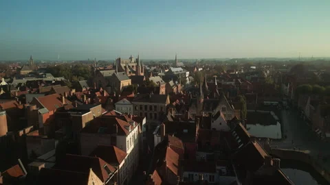 Dense medieval rooftops and winding waterways across historic Bruges Vídeo Stock 346674962