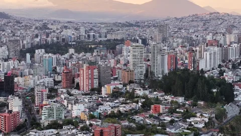 Dense Quito Skyline and Layered Hills at Sunset Vidéo 345455215