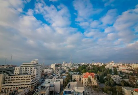 Dense Ramallah cityscape across rolling hills Foto stock