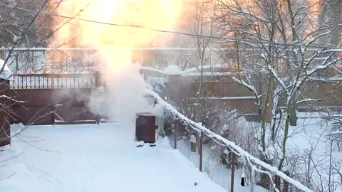 Dense smoke from burning garbage in an iron barrel Stockbeeldmateriaal 167551528