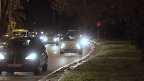 Dense traffic in the city at night Video stock 98058592