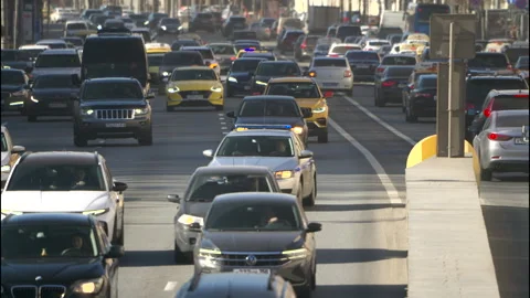 Dense traffic during rush hour on the central street of Moscow. Reportage shot Vidéo 255654955